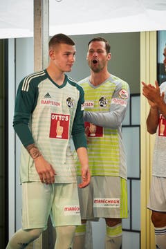 FCL-Urgestein David Zibung (hinten) feiert seinen Teamkollegen Loïc Jacot bei der Präsentation der Mannschaft an. (Bild: Jakob Ineichen (Luzern, 15. Juli 2018))