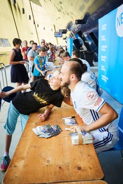 Valeriane Gvilia posiert mit einem Fan (Bild: Jakob Ineichen (Luzern, 15. Juli 2018))