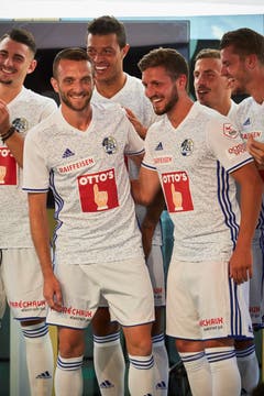 Christian Schneuwly (links) und Pascal Schürpf präsentieren das neue FCL-Auswärtsdress. (Bild: Jakob Ineichen (Luzern, 15. Juli 2018))