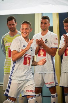 Stefan «Goofy» Wolf (vorne) präsentiert vor FCL-Goalie-Urgestein David Zibung (links) und Yannick Schmid das neue Luzerner Auswärtsdress. (Bild: Jakob Ineichen (Luzern, 15. Juli 2018))