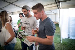Florian Riget besucht mit seinem Lehrmeister Roman Auer (hinten). (Bild: Ralph Ribi)