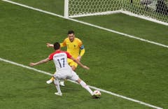 Hugo Lloris (hinten) mit einem Bock. Mario Mandzukic trifft zum 4:2. (Bild: Abedin Taherkenareh / EPA)