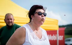 Teilnehmerin an der Ostschweizer Meisterschaft im Chriesistein-Spucken. (Bild Reto Martin)