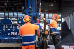 Die Rohre des Bohrgeräts werden zusammengesteckt, bis sie die gewünschte Tiefe erreichen. (Bild: Michel Canonica)
