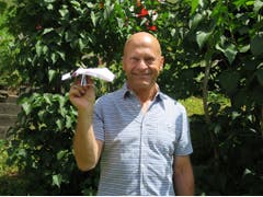 Willy Mischler’s Papierflieger flog fast 35 Meter weit. Er gewann den Wettbewerb. (Bild: Carina Odermatt, Engelberg, 15. Juli 2018)