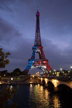 Zu Ehren des Weltmeistertitels strahlt der Eiffelturm in den französischen Farben (Bild: Caroline Blumberg / EPA)