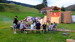 Mitglieder des Cevi Horw bei Sonnenuntergang in Egg SZ. (Bild: Noel)
