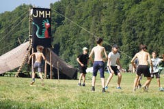 Die Jungwacht Horw beim Frisbee-Basketball-Spiel in Thörishaus BE. (Bild: Florian Lötscher)