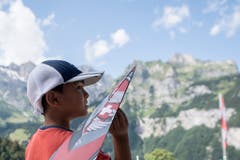 Dieser junge Teilnehmer wird seinen Flieger gleich auf die Reise schicken. (Bild: Urs Flüeler/Keystone, Engelberg, 15. Juli 2018)