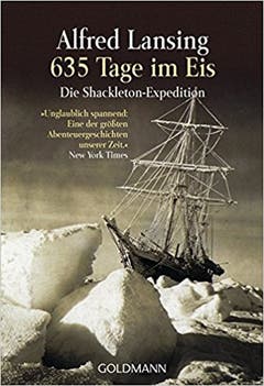 Dieser Regierungsrat muss sich bei seiner Arbeit viel mit Buchstaben und noch mehr mit Zahlen herumschlagen. Wohl auch deshalb lauscht er während seiner Sommerpause lieber einem Hörbuch: 365 Tage im Eis, die Shackleton Expedition von Alfred Lansing. Der gesuchte Regierungsrat will sich das Werk im englischen Original anhören. Autor Lansing erzählt die Geschichte der letzten grossen Antarktis-Expedition zu Beginn des 20. Jahrhunderts – dem Goldenen Zeitalter der Südpol-Forschung.