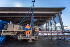 Vor der Halle 9 ist eines der Zweierteams am Werk: Bohrmeister und Bohrgehilfe bedienen die Maschine der Kibag Bohrungen AG. (Bild: Michel Canonica)