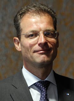 Ein Schelm, wer denkt, Wyss wolle in Zukunft im EU-Parlament mitmischen. Vorerst wissen wir aber nur, dass sich Reto Wyss Hans-Werner Sinns Autobiografie widmet. (Bild: Urs Flüeler, Keystone)
