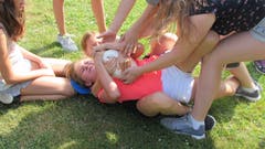 Beim Blauring Wolhusen in Seelisberg bricht ein wahrer Kampf um den Seifenrugby aus. (Bild: Jolanda Bieri)