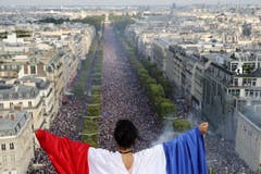 Die Champs-Elysees ist eine einzige Festhütte (Bild: Guillaume Horcajuelo / EPA)