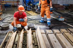 Sind die Bohrkerne erst einmal entnommen, landen sie in Holzkisten, bis es weiter ins Zwischenlager im Neudorf geht. (Bild: Michel Canonica)