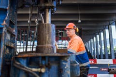 ... die anderen Arbeiten übernimmt der Bohrgehilfe. (Bild: Michel Canonica)