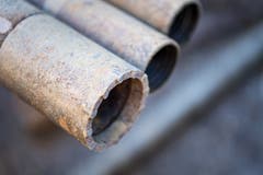 Am Ende des letzten Rohres befinden sich Industriediamanten, die sich Zentimeter um Zentimeter in die Tiefe schleifen. (Bild: Michel Canonica)