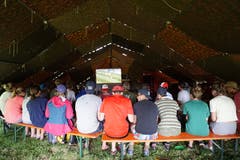Die Pfadi Baar nimmt sich in Münchwilen Zeit für den Fussball-WM-Final. (Bild: Katja Imfeld v/o Abou)