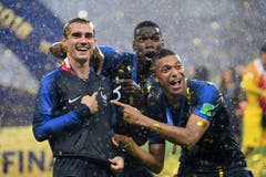Antoine Griezmann, Paul Pogba und Kylian Mbappe freuen sich über den Titel (Bild: Matthias Hangst / Getty)