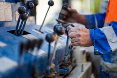 Bedient wird die Maschine vom Bohrmeister... (Bild: Michel Canonica)