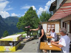 Die dreiköpfige Jury bewertet Aussehen des Fliegers, Eleganz der Flugbahn, zurückgelegte Distanz und Flugzeit. (Bild: Carina Odermatt, Engelberg, 15. Juli 2018)