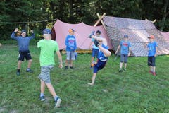 Die Jungs der Jubla Büron / Schlierbach beim Proben ihrer Choreografie in Schmiedrued. (Bild: Elena Winterberg)