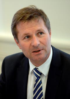 Der gesuchte Regierungsrat ist Marcel Schwerzmann. Bleibt zu hoffen, dass er auch nach der Ferienzeit einen kühlen Kopf bewahrt, wenn er sich wieder Buchstaben und Zahlen zuwenden darf. (Bild: Urs Flüeler, Keystone)
