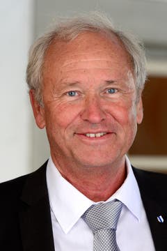 Wer mitgedacht hat, weiss, dass es sich nur um Paul Winiker handeln kann. Vielleicht nutzt er ja die Sommerpause, um sich Inspiration für eine eigene Biografie zu holen? (Bild: Urs Flüeler, Keystone)