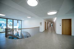 Das Hauptthema sei, den langen Gang mit links und rechts Türen nicht als Spitalkorridor erscheinen zu lassen, so Schumacher. Der Architekt ist zufrieden: «Mit natürlichem und künstlichem Licht, grossen Fenstern und diversen Sitzgelegenheiten ist uns das gelungen. Es ist eine einladende attraktive Korridorfläche geworden.» Trotz hochwertiger Materialien sei es kein «Protzbau», sondern wirke zeitlos und einladend, so Schumacher weiter. Bild: Pius Amrein (Malters, 16. Juli 2018