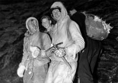 Die Erstbesteiger der Eigernordwand, Heinrich Harrer, rechts, und Fritz Kasparek, links, werden von der Münchner Alpenrettung nach ihrem Abstieg empfangen und befragt. (Bild: Keystone/ Photopress-Archiv/ Str)