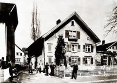 Das letzte Bauernhaus mit Sticklokal an der Bahnhofstrasse war im Besitz von Johannes Rohrer-Bösch und wurde 1929 abgerissen.