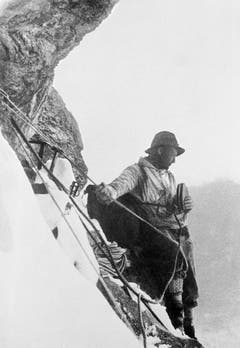 Auch Bergsteiger brauchen Mittagspause: Heinrich Harrer ist ein Butterbrot. (Bild: Keystone/ Photopress-Archiv/ Str)