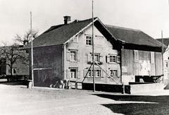 Das 1927 abgebrochene Bauernhaus von Andreas Rohrer mit mauerumstellter Mistgrube direkt an der Strasse.