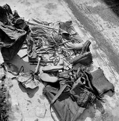 Bergschuhe, Seile, Haken, Karabinerhaken und andere Ausrüstungsgegenstände der Erstbesteiger der Eigernordwand, aufgenommen im Juli 1938 bei Grindelwald. Die Österreicher hatten angeblich die schlechtere Ausrüstung dabei als die zwei deutschen Bergsteiger.