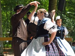 Es wird eifrig getanzt auf der Bühne. (Bild: Robert Hess (Alpnach, 15. Juli 2018))