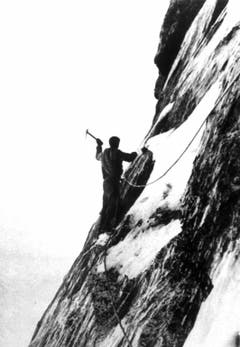Der österreichische Alpinist Heinrich Harrer an der vereisten Felswand am 24. Juli 1938. (Bild: Keystone/ Photopress-Archiv/ Str)