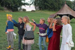 Die Mädchen des Blaurings Schüpfheim zeigen ihr schauspielerisches Können in ihrem Lager in Winikon. (Bild: Ines Emmenegger)