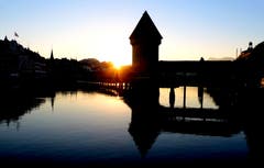 Sonnenaufgang in Luzern. (Bild: Walter Buholzer, Luzern, 17. Juli 2018)