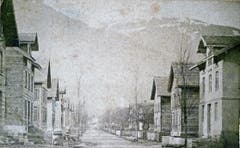 Die Bahnhofstrasse um etwa 1878 war noch ein bescheidener, aber doch schon prägender Strassenzug. (Bild: Archiv Hansruedi Rohrer)
