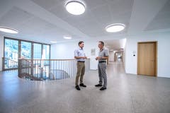 Gemeindeschreiber Reto Wermelinger (links) und Gemeindeammann Marcel Lotter im neuen Gebäude. Bild: Pius Amrein (Malters, 16. Juli 2018)