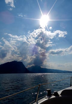 Auf stimmungsvoller Abendfahrt im Vitznauerbecken mit Bürgenstock und Pilatus im Hintergrund. (Bild: Heinz Schürmann)