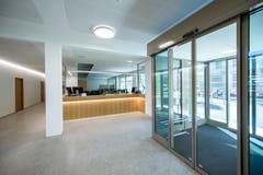 Eingangsbereich des neuen Verwaltungsgebäude der Gemeinde am Standort Weihermatte 4. Bild: Pius Amrein (Malters, 16. Juli 2018)
