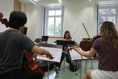 Kaum in Altdorf angekommen, sind die Studenten bereits am Üben. (Bilder: Markus Zwyssig, Altdorf, 17. Juli 2018)
