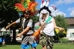 Pfarreilager Neuenkirch in Schüpfheim: Yanis und Maik im Indianermodus. (Bild: Jolanda Schaller)