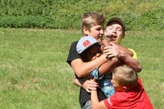 Bei der Jubla Hohenrain-Kleinwangen wird in Metzerlen SO mit vollem Einsatz Rugby gespielt. (Bild: Sarah Meier)