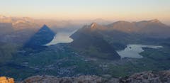 Der Mythen als Schattenbild vor dem Fronalpstock. (Bild: Priska Arnold)