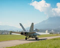 Ein Kampfjet des Typs F/A-18D der Schweizer Luftwaffe rollt zum Start in Emmen LU.