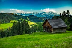 Ein alter Stall vor dem überwältigenden Alpstein-Panorama mit Gewitterwolken. (Bild: Matthias Rozinek)