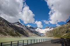 Der Stausee ist eingebettet in eine wunderschöne Bergwelt. (Bild: Jörg Meier, Oberaarsee)