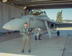 Der Thurgauer Maurice «Moe» Mattle vor einem Kampfjet des Typs F/A-18D.